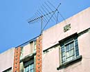 antenas en el edificio rosado