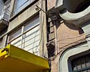 los alambres en arcada y fachada
