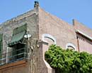el toldo verde y los arbustos pican el edificio